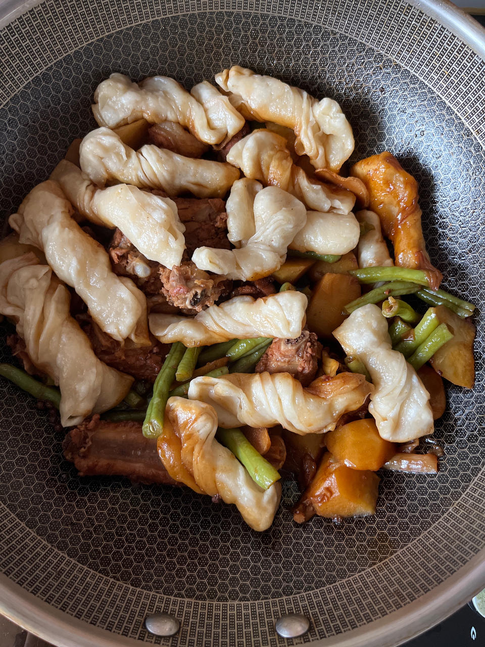 懒人一锅烩——排骨扁豆焖卷子