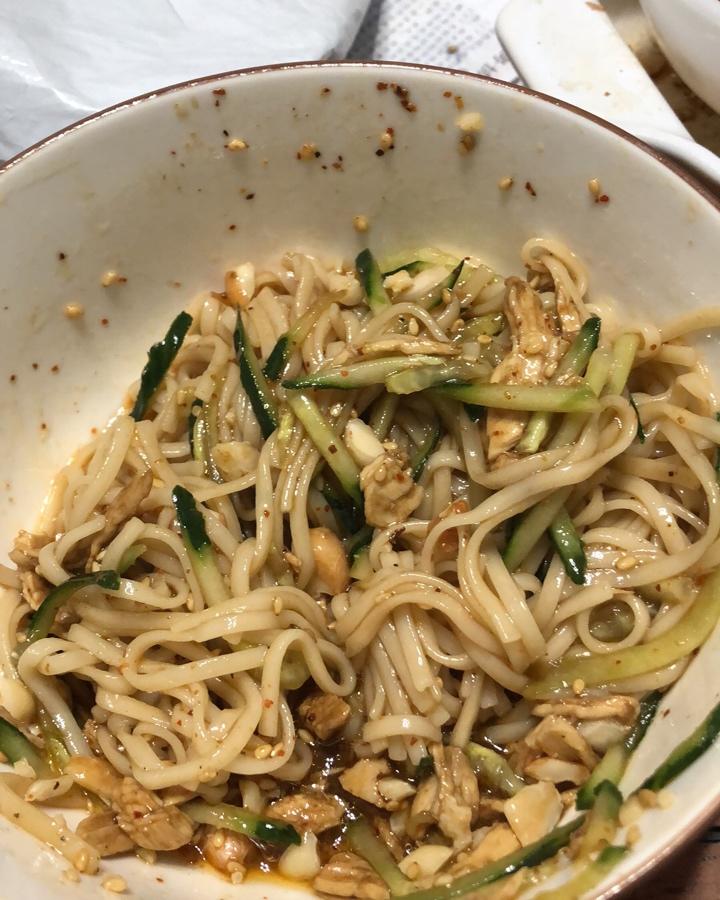 【椒麻鸡丝凉面】