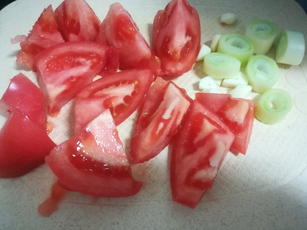 番茄鸡蛋汤面〔普通挂面也可以做出家的味道〕的做法 步骤2