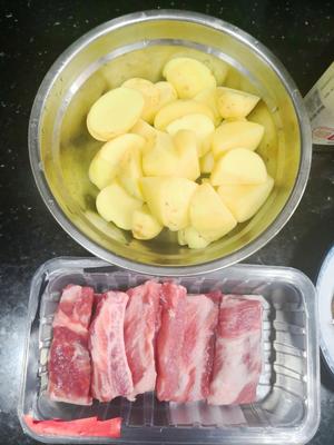 简单版土豆烧排骨的做法 步骤1
