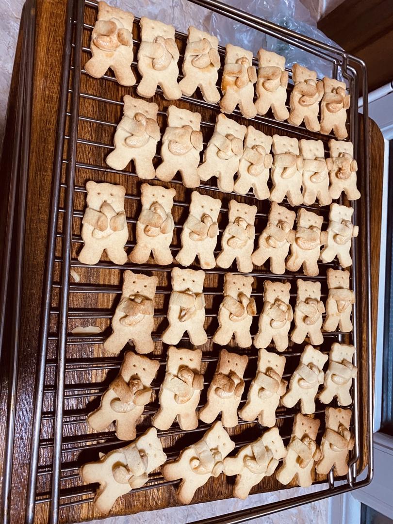 抱杏仁的小熊（造型饼干）