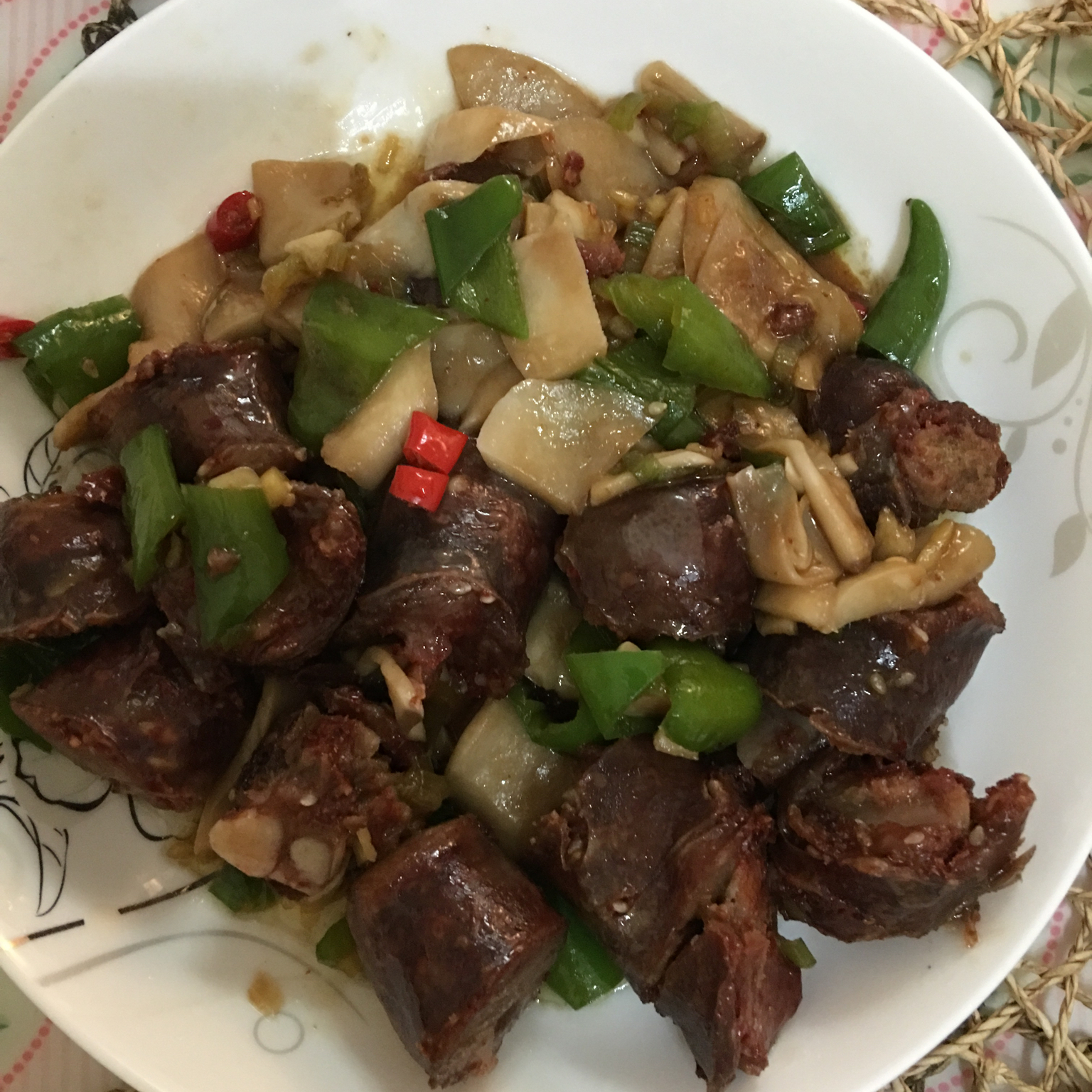 鸡腿菇炒腊肠