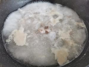 鲜甜营养的淮山胡萝卜排骨汤的做法 步骤4
