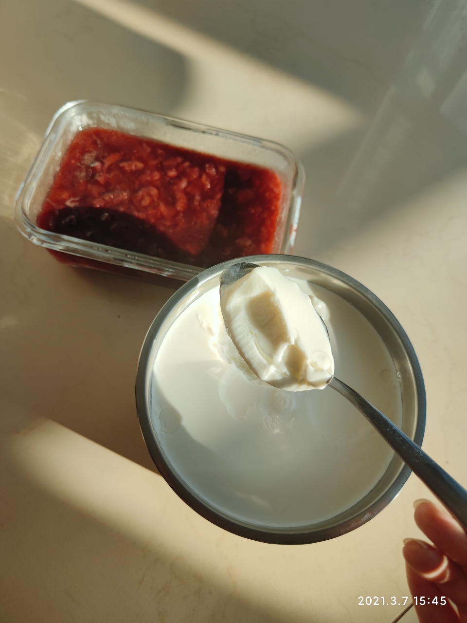 自制草莓酱酸奶的做法