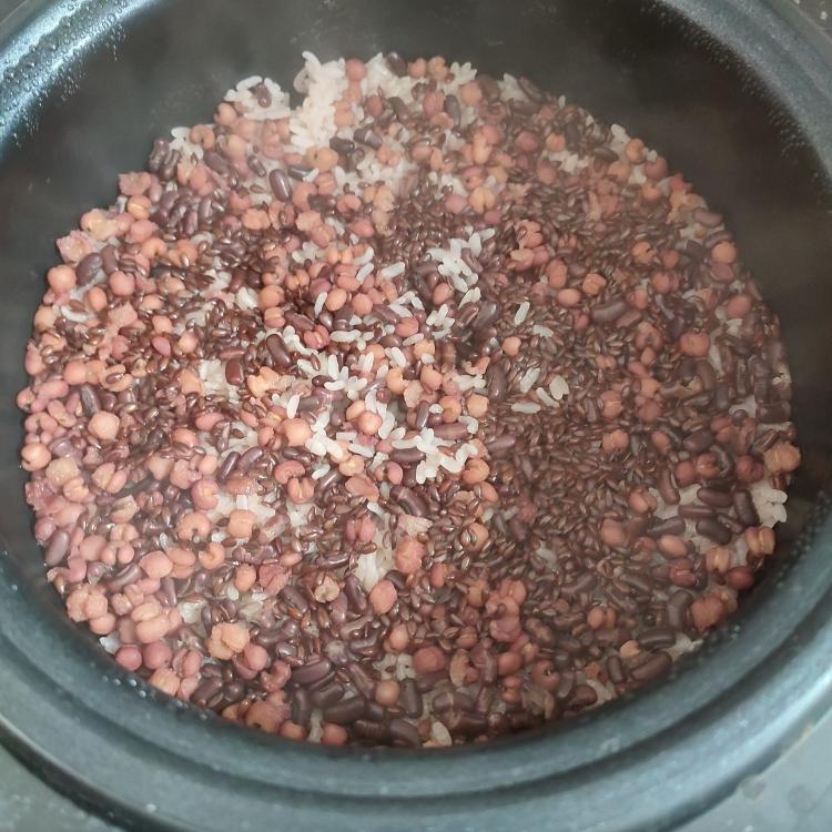 祛湿~赤小豆薏米饭的做法