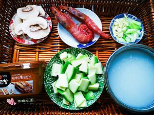 让人干锅底儿的韩式大酱汤💝的做法 步骤1