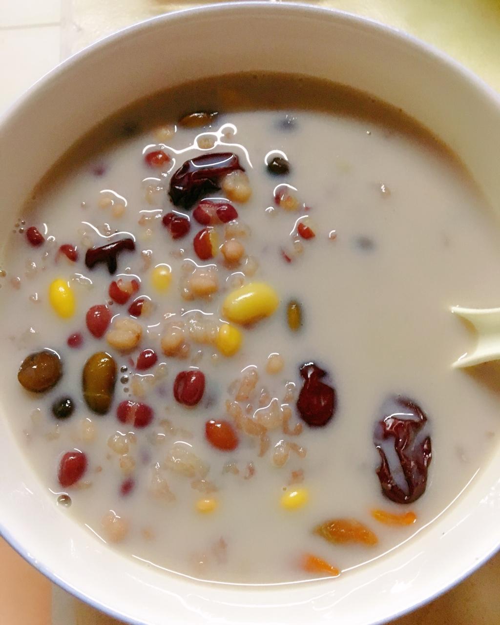 红枣红豆薏仁牛奶粥