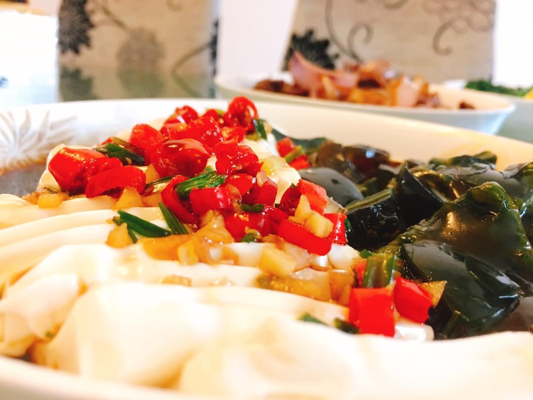 双椒拌皮蛋豆腐