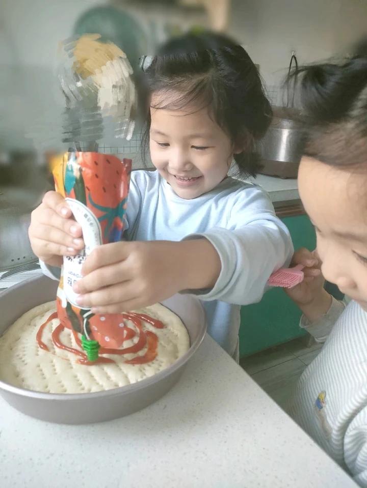 含宣软饼皮做法、自己在家也能做出馅料十足、超拉丝的美味诱人披萨