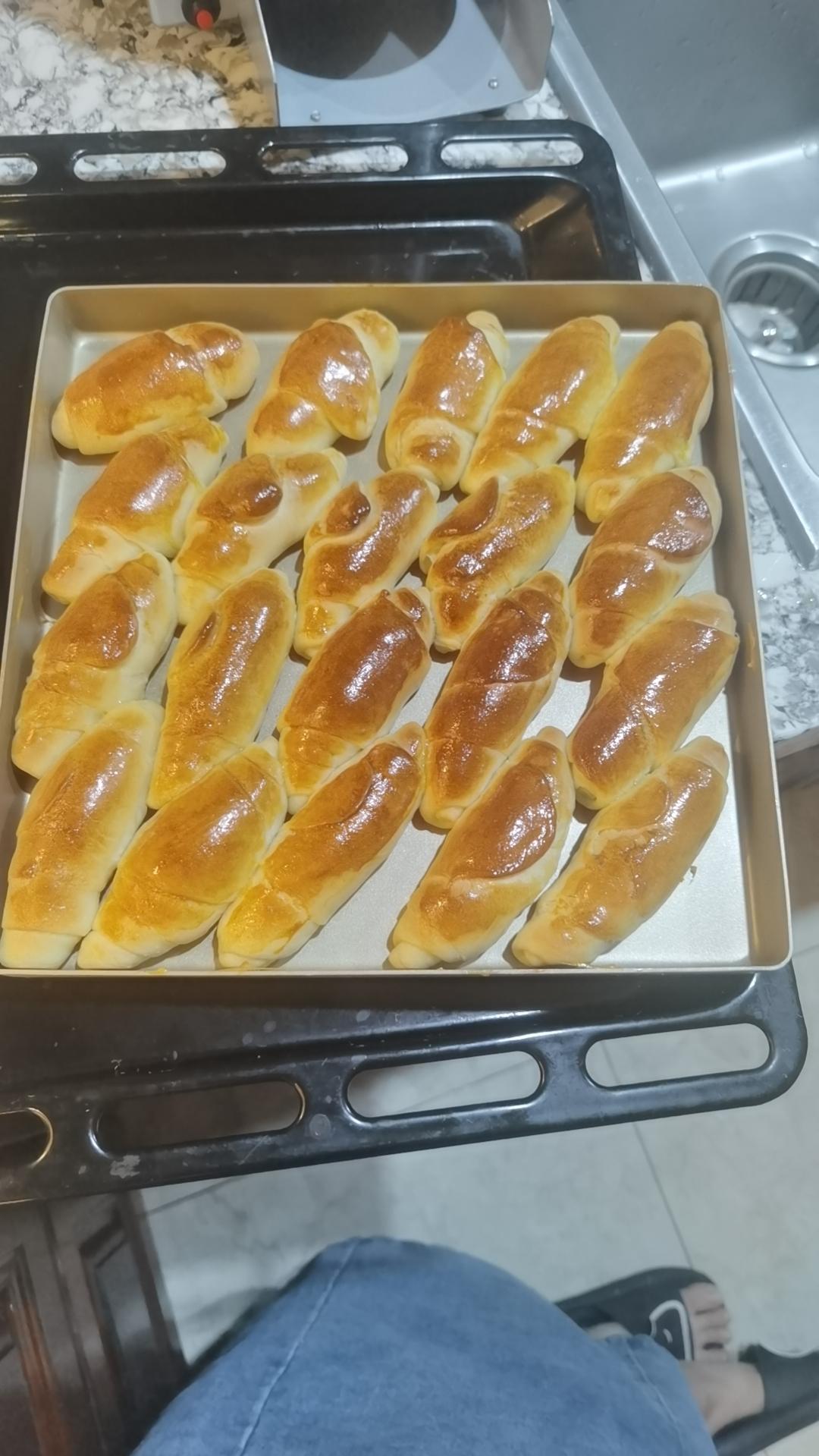 又香又软又拉丝，咬一口奶香十足！超治愈的淡奶油波兰种小餐包