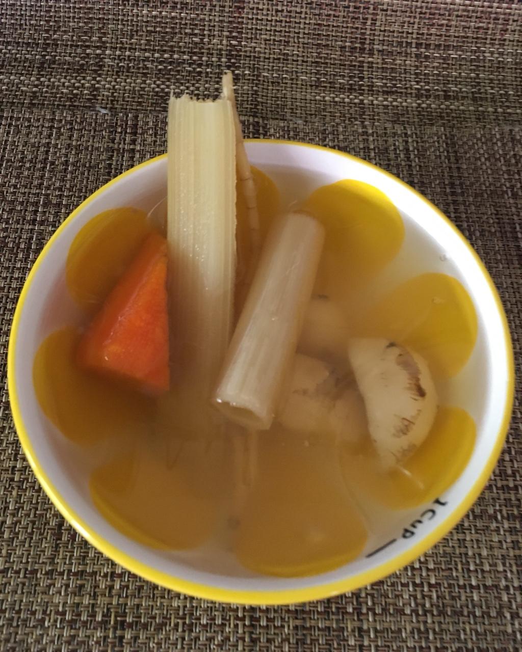 茅根竹蔗萝卜马蹄水（清热润喉的保健汤水)