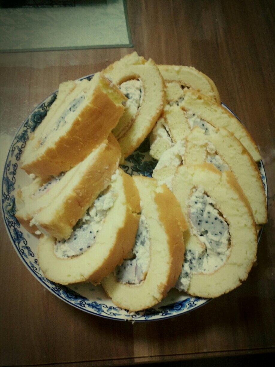 大量消耗淡奶油的草莓蛋糕卷