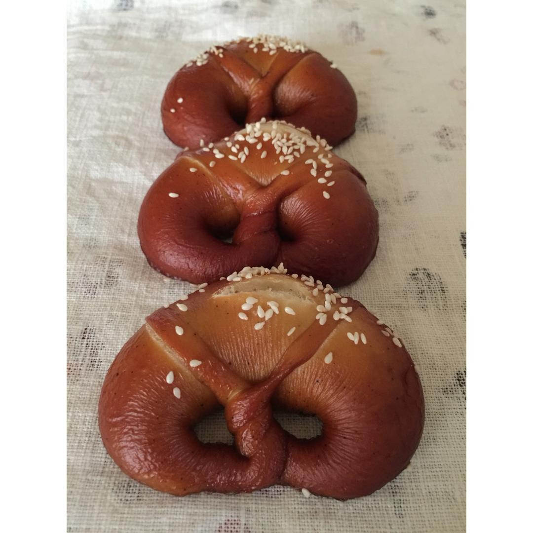 德国碱水面包Brezen（普雷节、巴伐利亚面包、扭结面包）