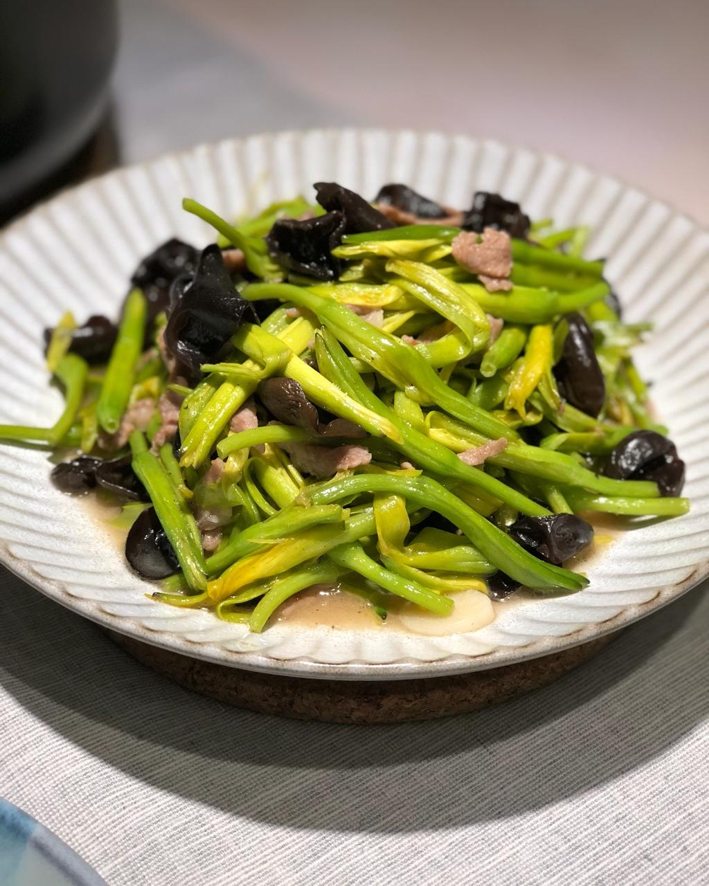 煮妇jane的厨房做的黄花菜炒木耳