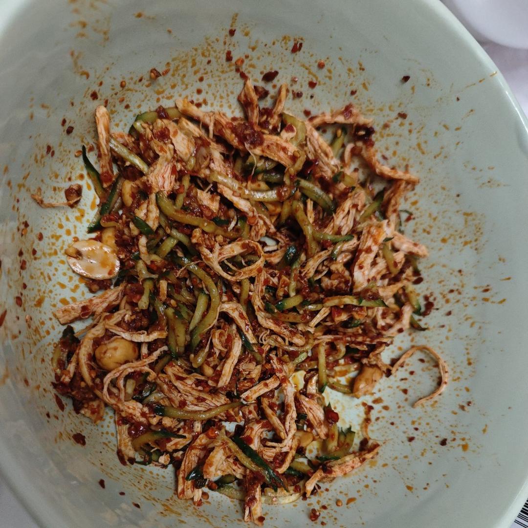 手撕麻辣鸡丝，麻麻辣辣的感觉很夏天
