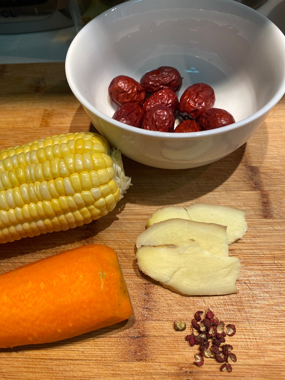 玉米胡萝卜排骨汤的做法 步骤6
