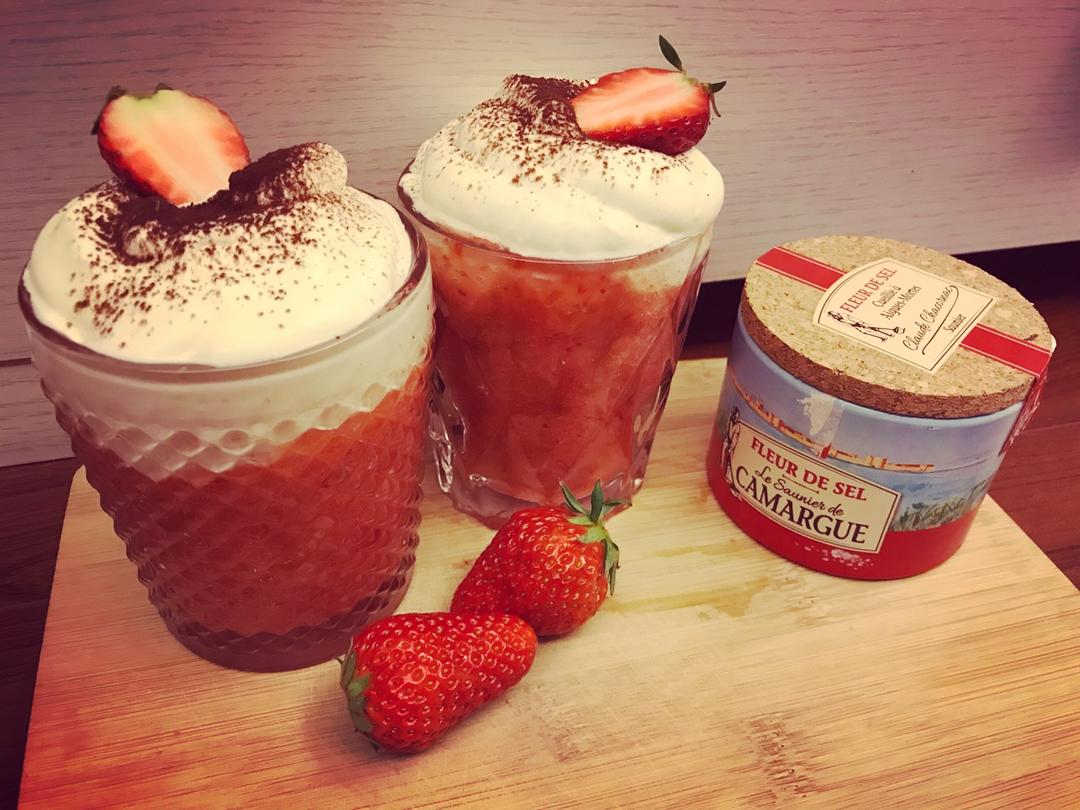 草莓海盐奶盖茶