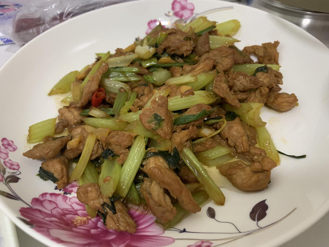 芹菜炒肉的新方法（这样炒出来的芹菜脆，肉丝嫩滑）