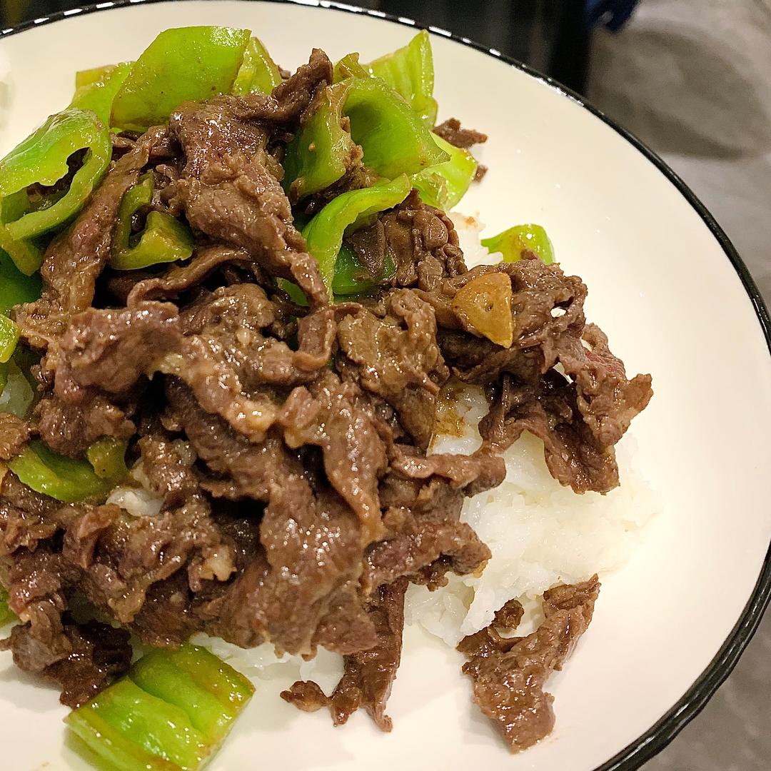青椒炒牛肉盖饭的做法