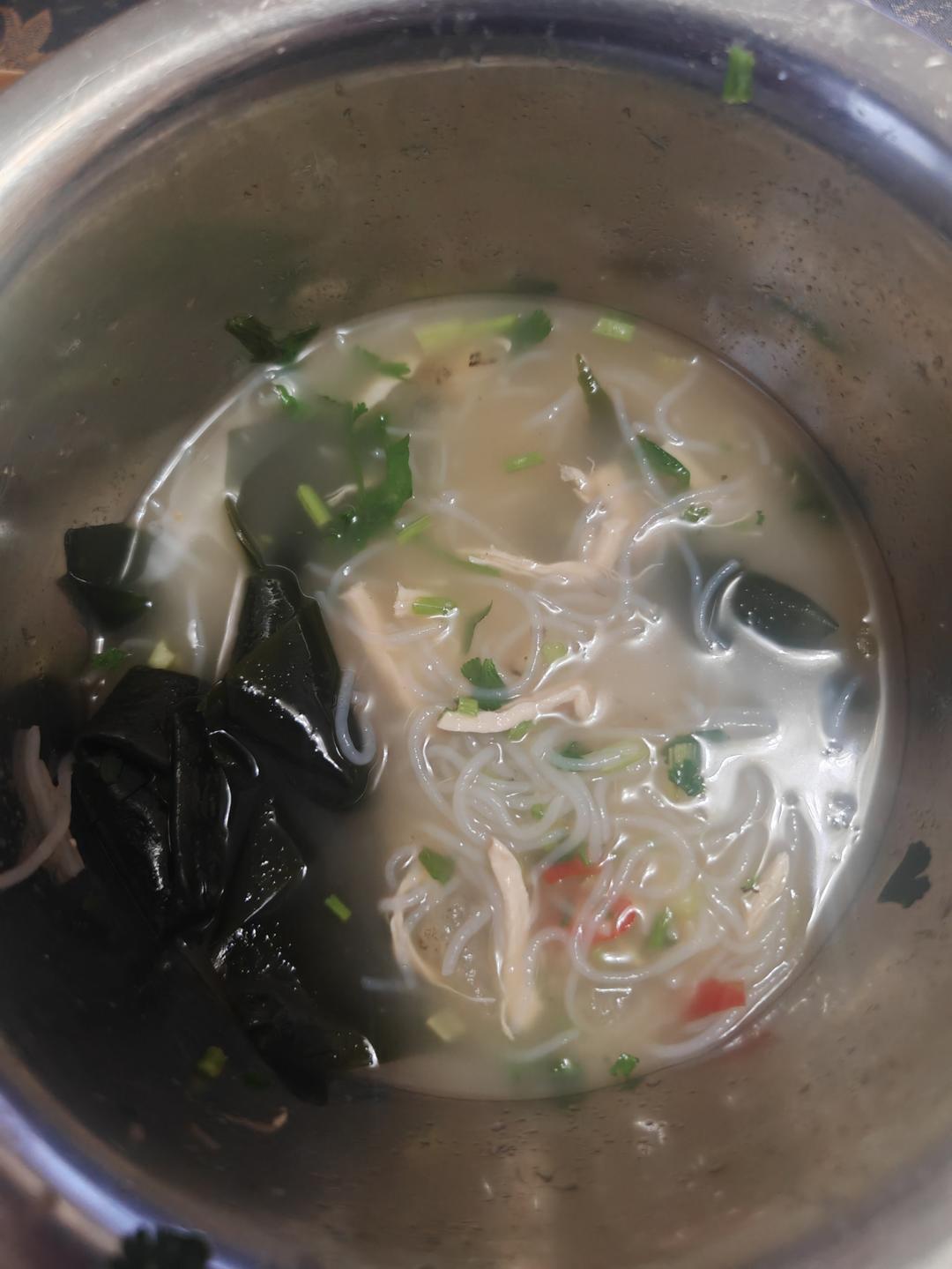 超低热量的鸡丝冬瓜海带魔芋粉丝煲