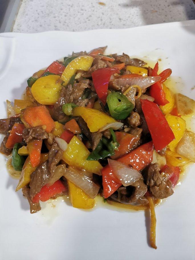 五花肉炒彩椒