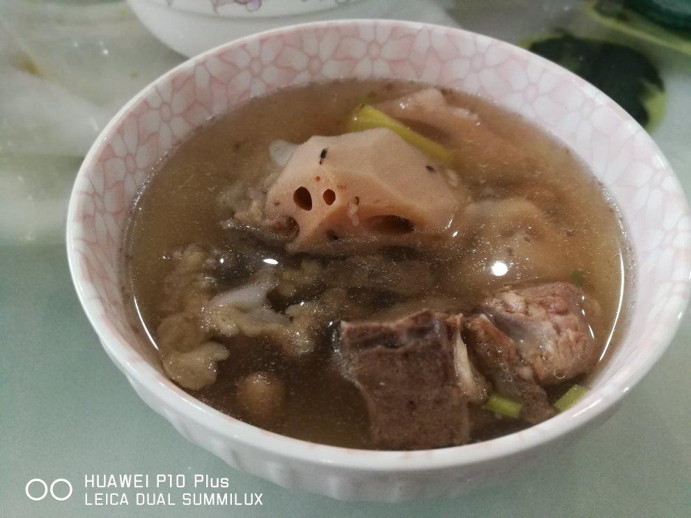 花生莲藕排骨汤（补气血）