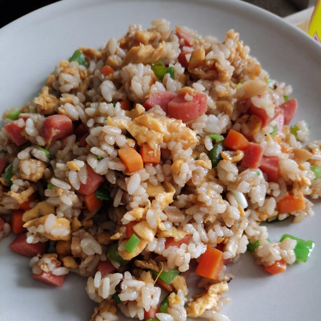 厨师长教你：“酱油炒饭”的家常做法，里面满满的小技巧，很受用