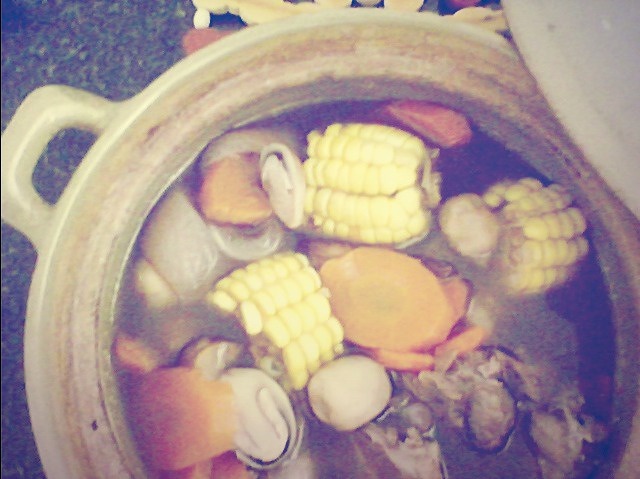 砂锅玉米红萝卜草菇排骨汤的做法