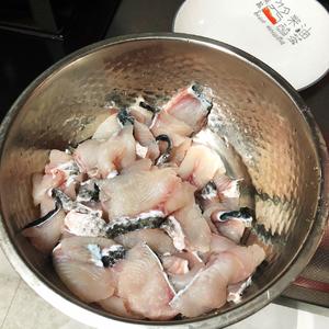 干饭人必冲的酸菜鱼的做法 步骤3