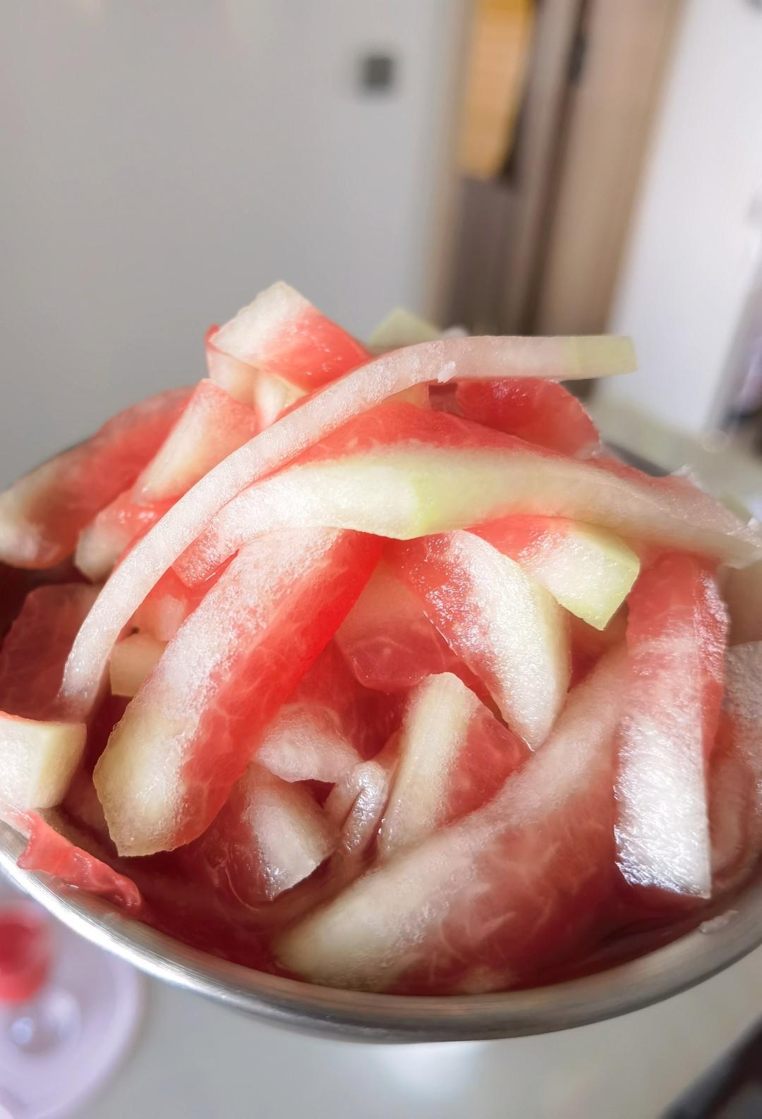果然是来报恩的🍉酸爽脆口的凉拌西瓜皮也太好吃了吧！