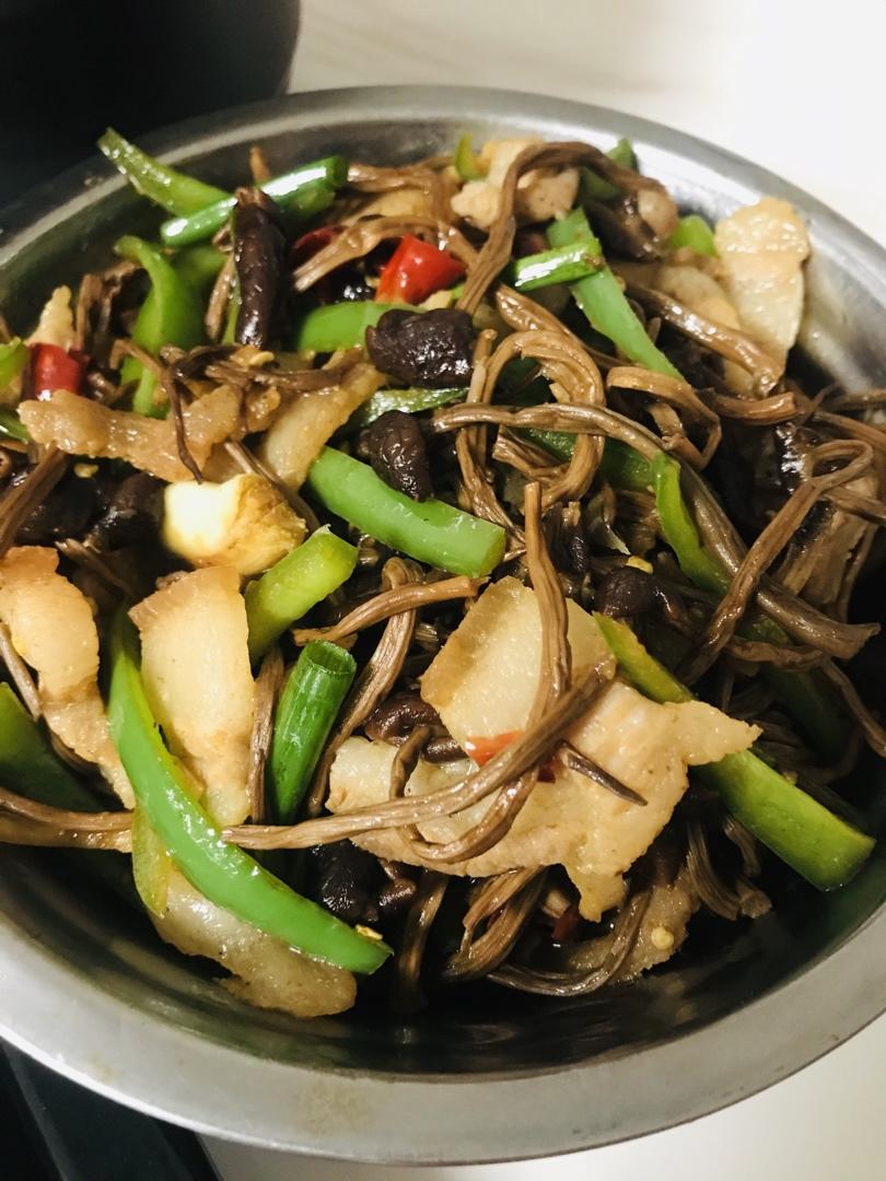 五花肉干锅茶树菇