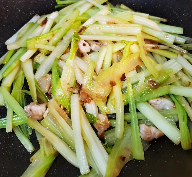 意想不到的好吃-炒芹菜的做法