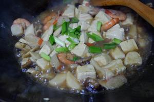 蘑菇豆腐煲的做法 步骤6