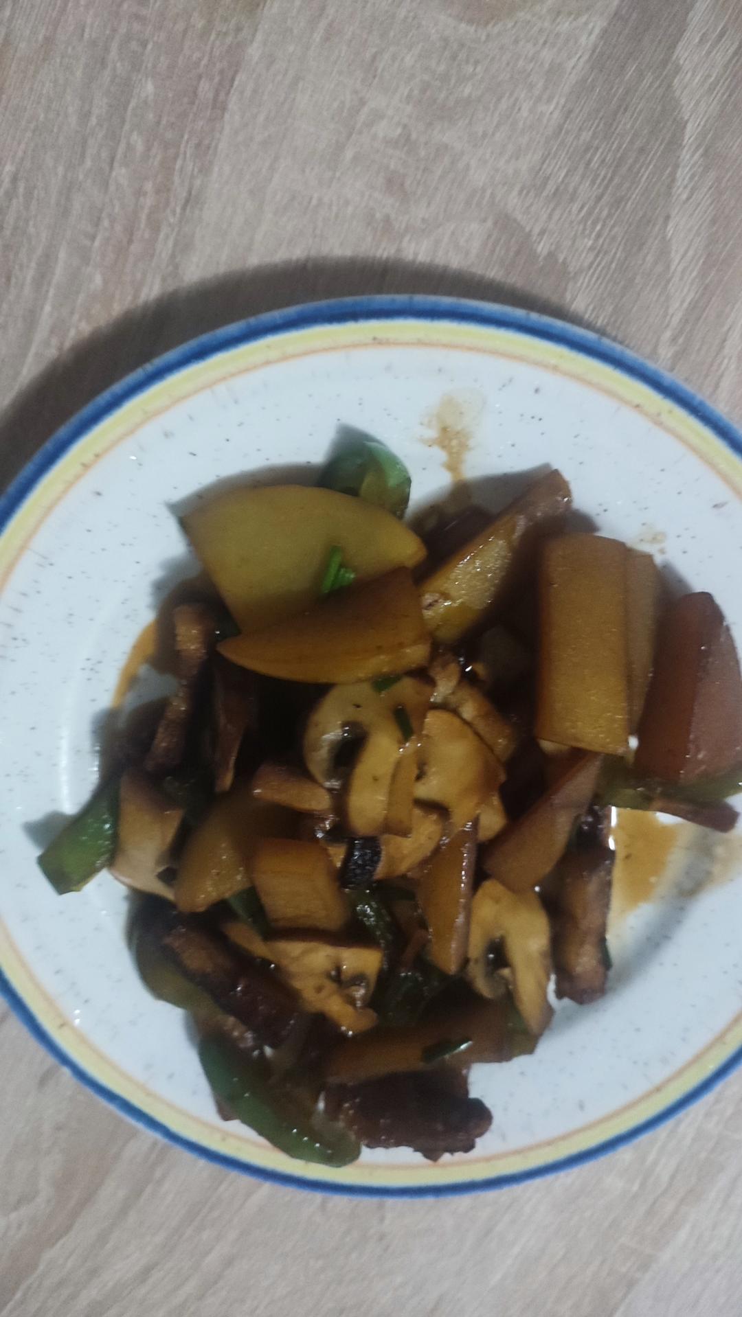 五花肉干煸土豆片