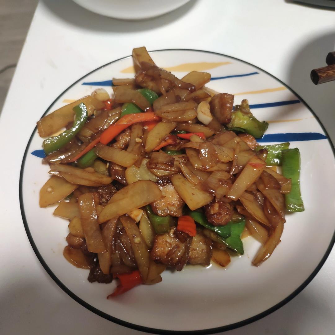 好久没吃肉了，做个土豆片炒肉，这样炒很下饭呀😄
