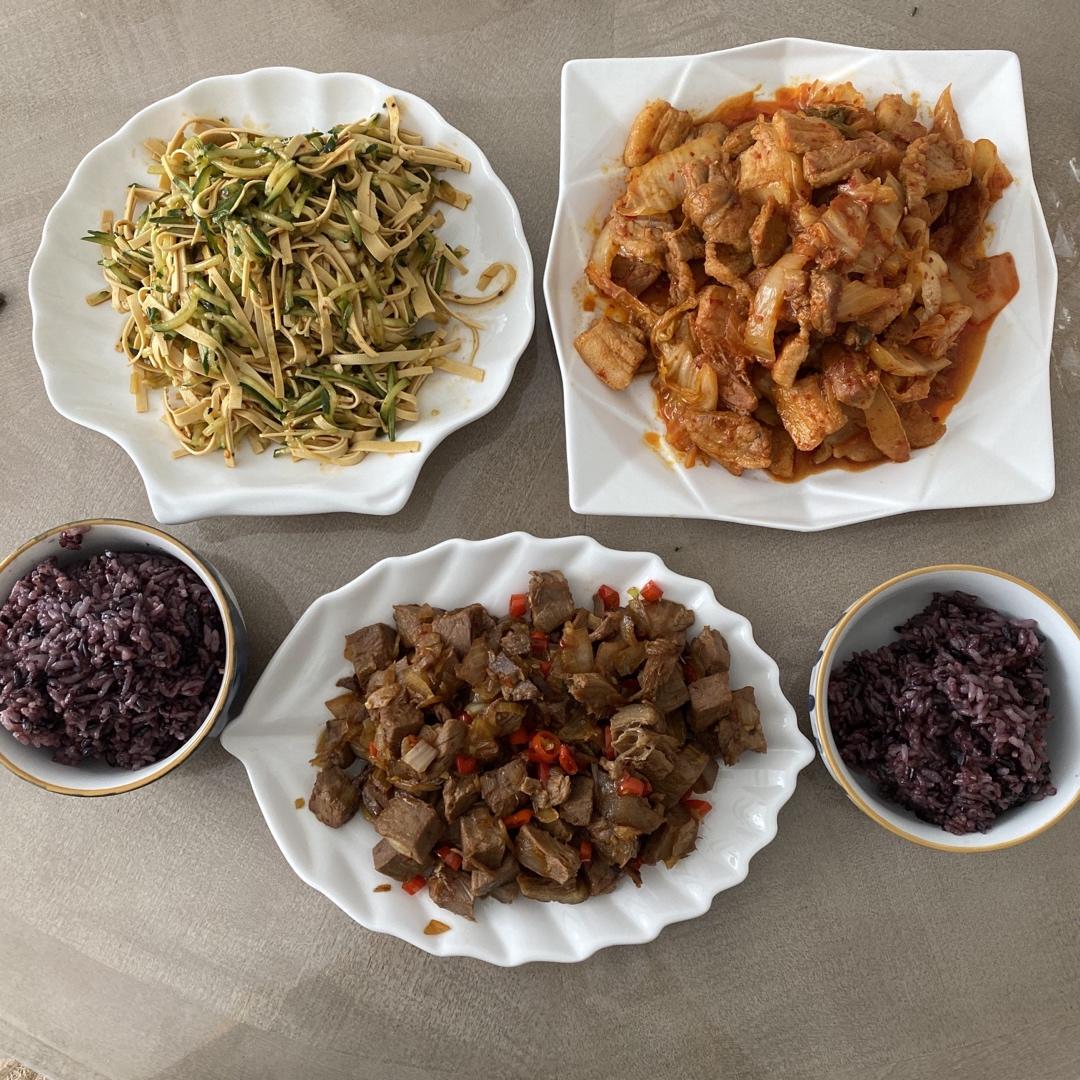 辣白菜炒五花肉