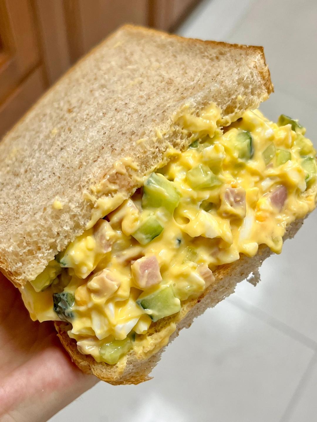 【减脂美食】自制全麦吐司夹鸡蛋沙拉！！
！