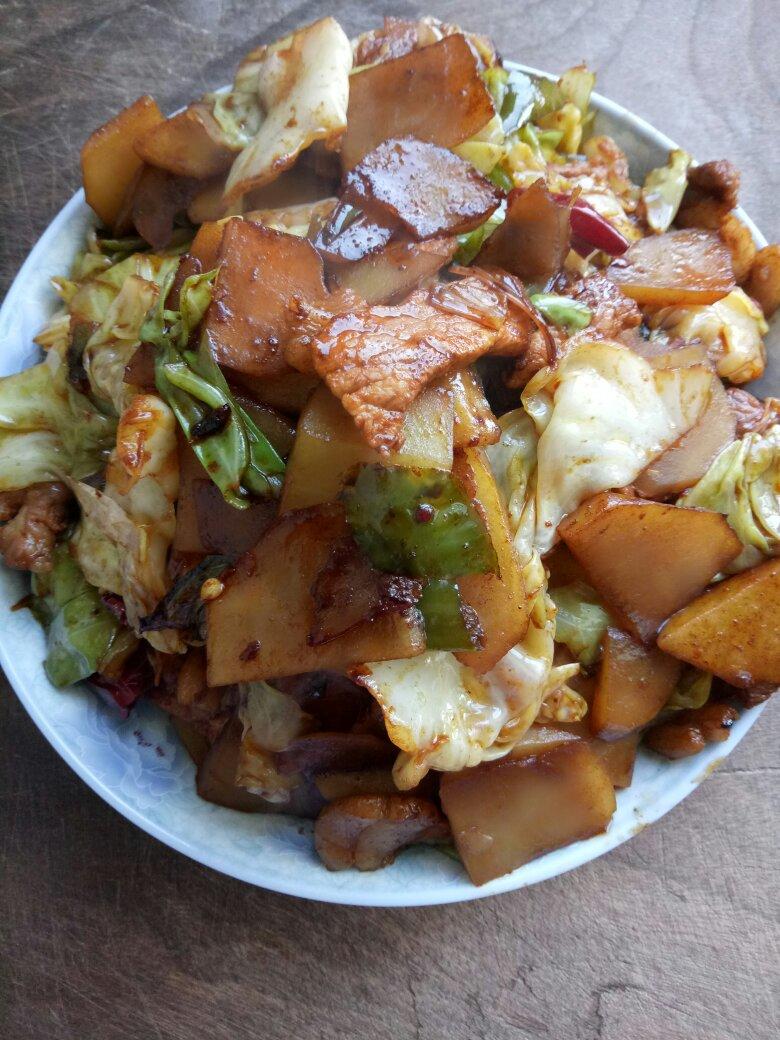 五花肉炒手撕包菜