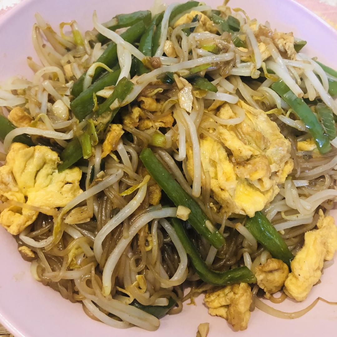 美味营养的                            粉丝韭菜豆芽鸡蛋拌菜