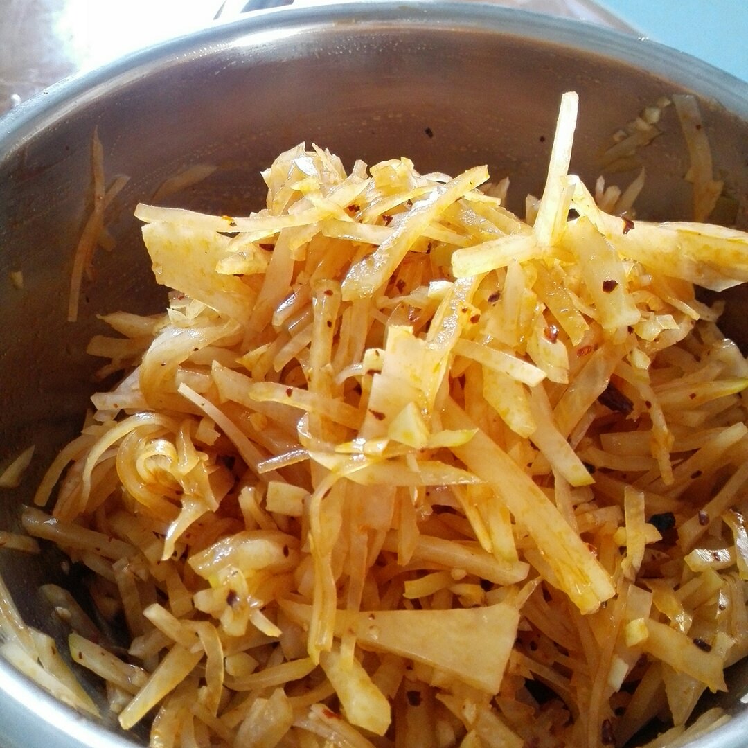豆先生的妈咪做的腌芥菜疙瘩憋辣菜丝刺激好吃的小咸菜