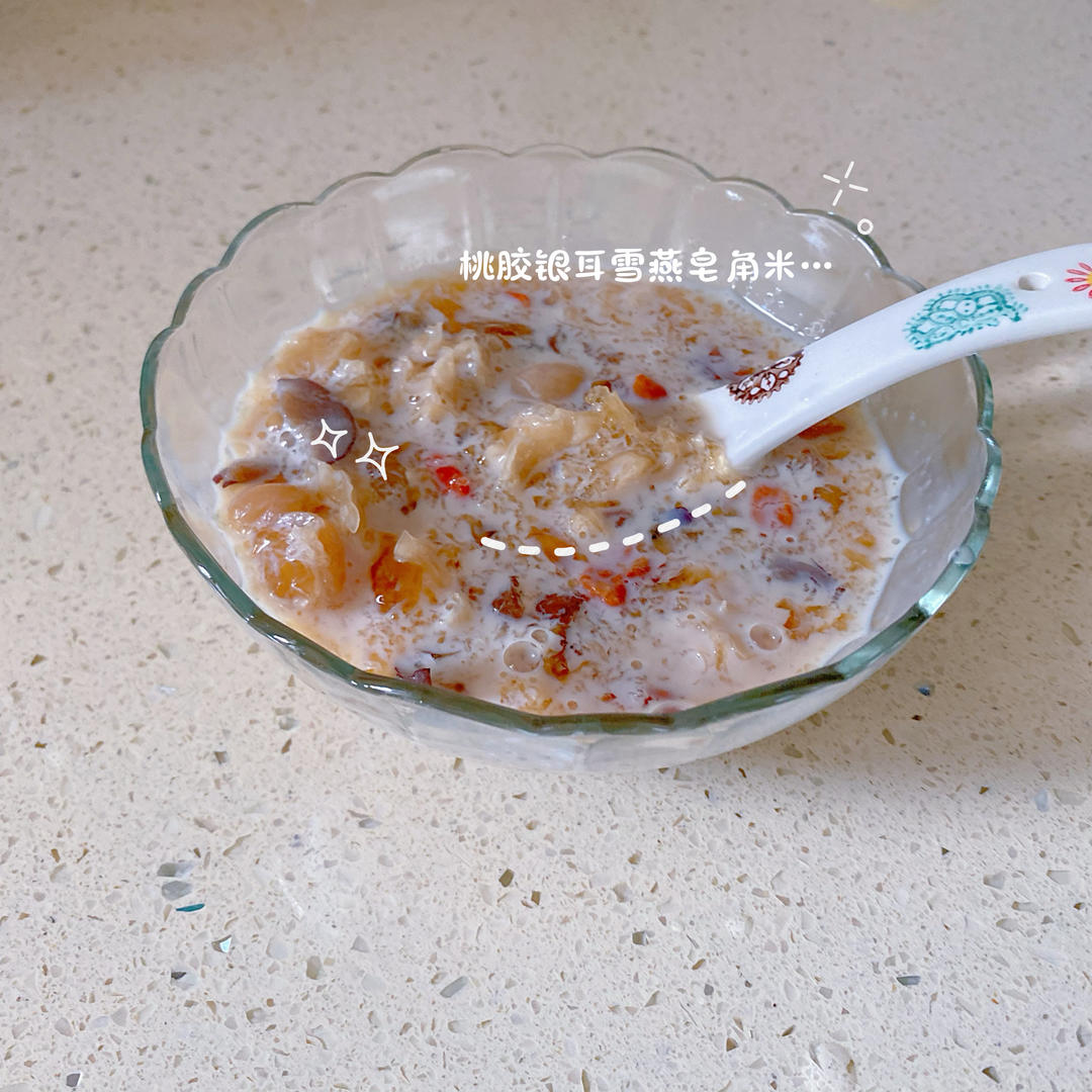 《桃胶皂角米雪燕银耳牛奶羹》据说一碗等于敷30片面膜的功效