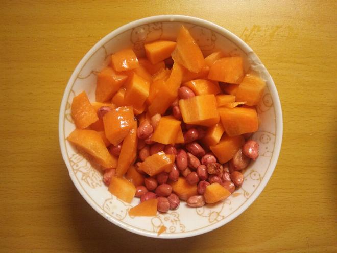 胡萝卜丁拌花生米的做法