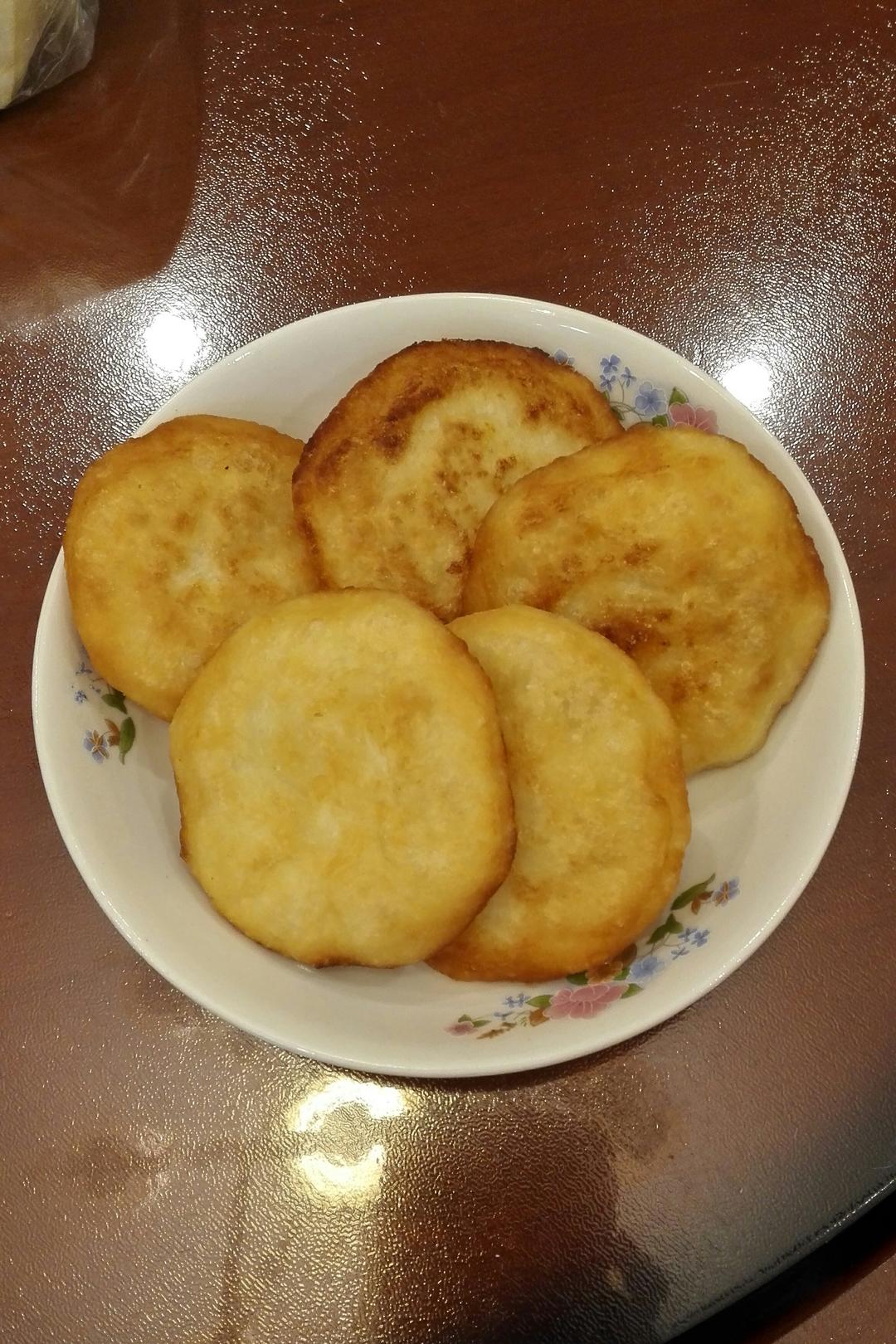 炸糖糕 artemis11做的炸糖糕 炸饼的油倒得不是太多所以颜色不均匀