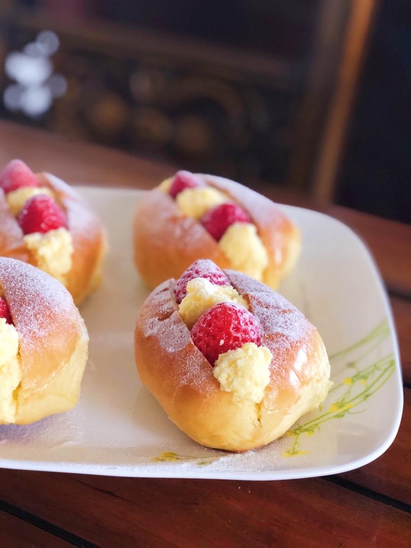 巴音布鲁ke做的草莓甜心面包酸奶奶油霜