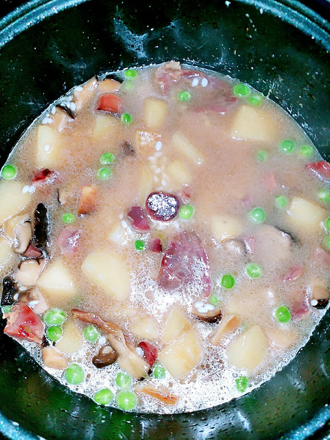 香菇腊肠土豆焖饭