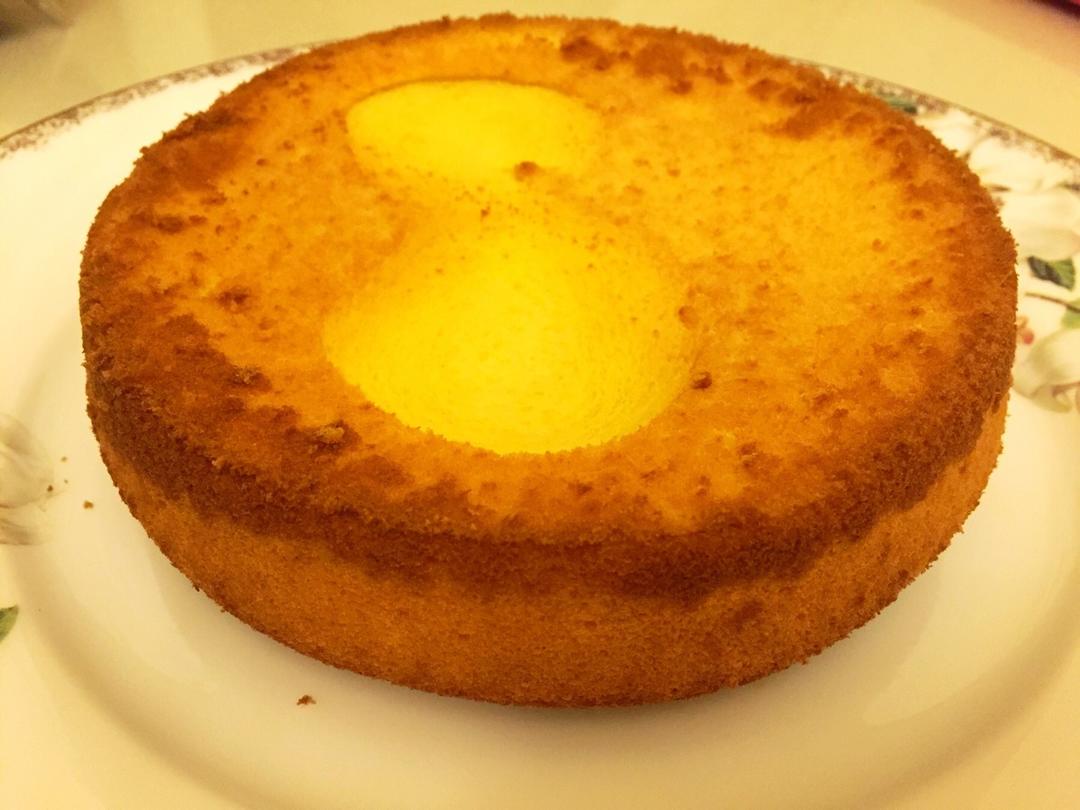 第一次做戚风蛋糕！被歪烤箱坑了！但是味道不错！出现两个神马鬼的凹凹！-_-#扎心啊！