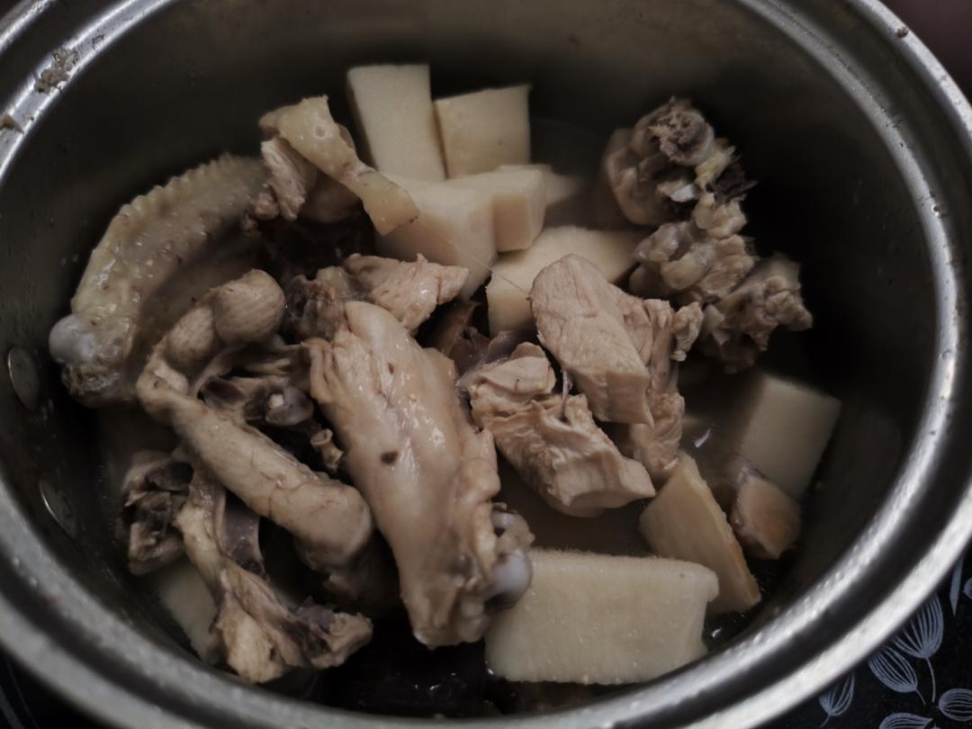 懒人菜谱の不加姜的甜笋炖鸡汤～