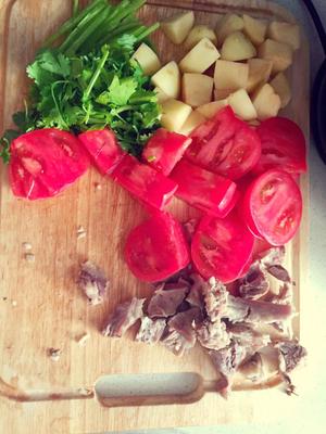 番茄羊小排烧土豆的做法 步骤2