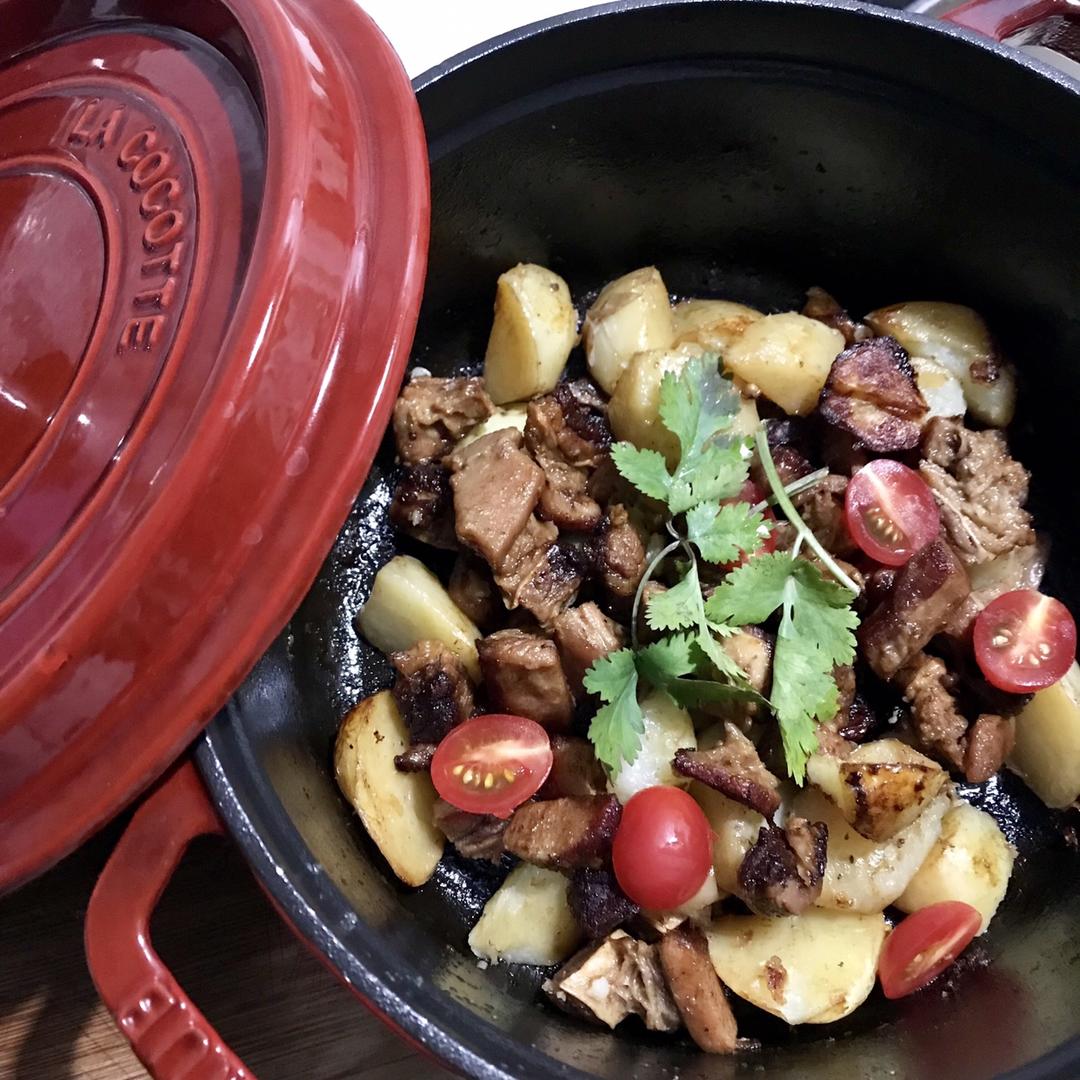 铸铁锅土豆炖牛肉