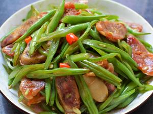 家常菜—四季豆炒腊肠的做法 步骤9